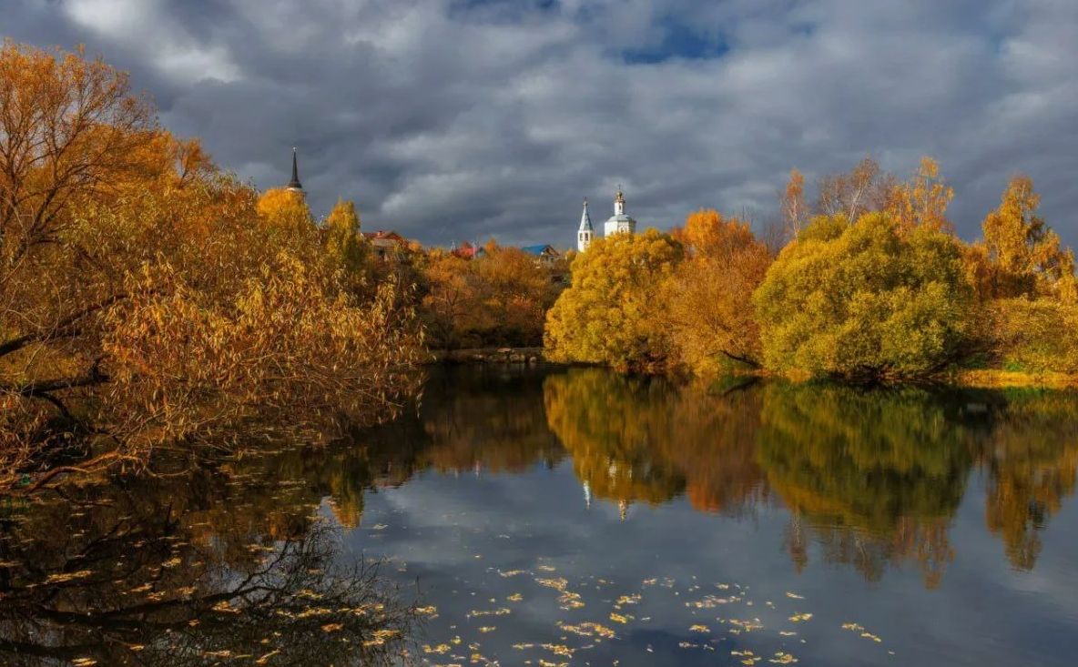 Осенний Венёв, отражение в реке